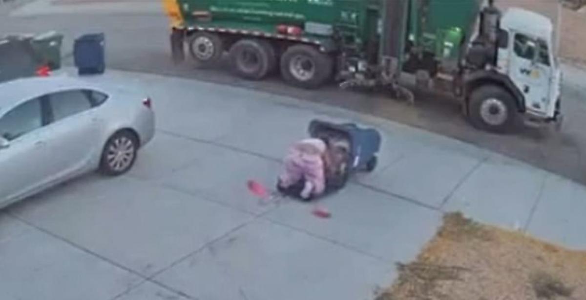 Тучная американка дважды побывала в мусорном бачке во время его транспортировки - видео