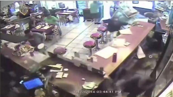 Внедорожник протаранил кафетерий в Майами (Видео)