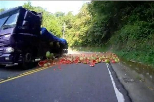 Водитель грузовика выгрузил арбузы под колёса участника дорожного движения в Китае (Видео)
