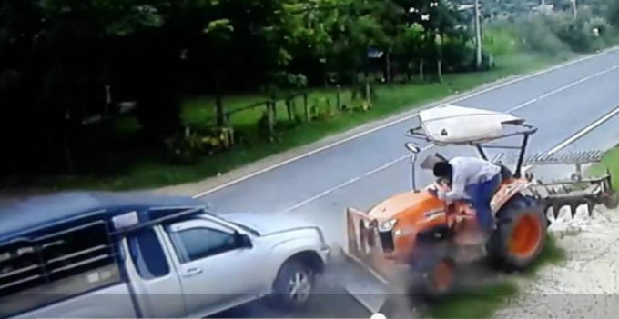 Автомобиль, уходя от столкновения, протаранил трактор в Тайланде (Видео)