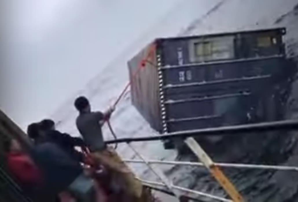 Экипаж корабля обнаружил бесхозный контейнер с сигаретами, дрейфующий у побережья Турции - видео