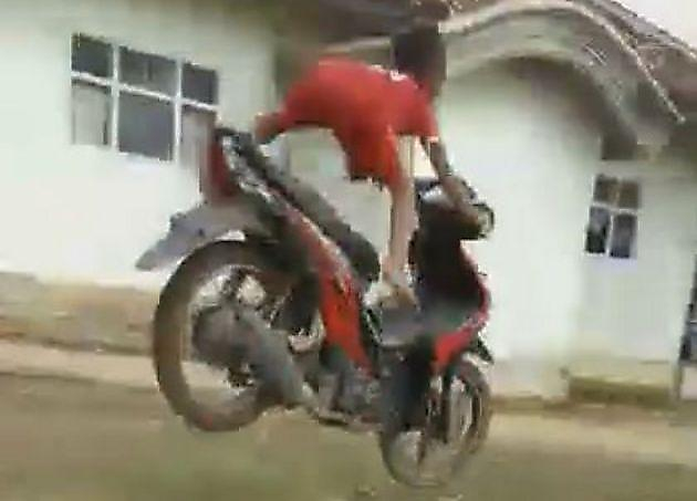 Малолетний мотоциклист вылетел из «седла» во время неудачного заезда ▶