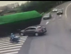 Мотоциклист успел отъехать от переворачивающегося грузовика в Китае (Видео)