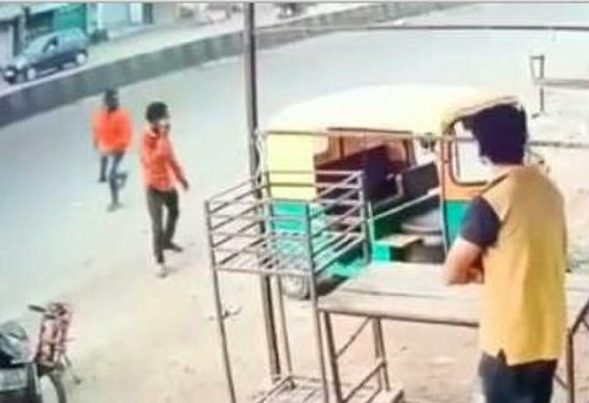 Полицейский обознался и побил палкой другого нарушителя карантина в Индии