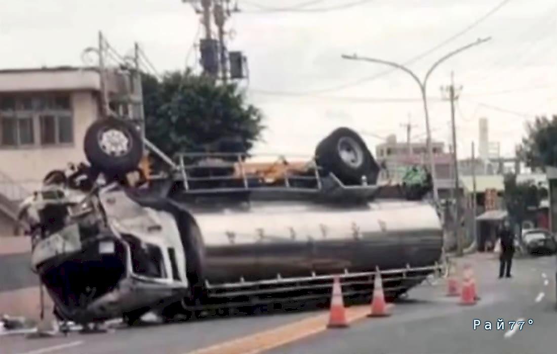 Удачливый пешеход чудом пережил столкновение грузовиков и попал на видео на Тайване