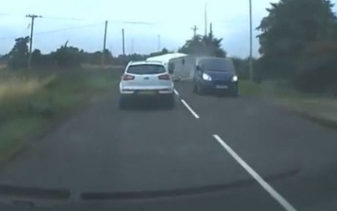 Автодача, отцепившаяся от фургона, «подрезала» автомобиль в Англии (Видео)