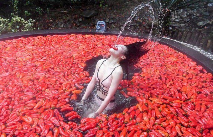 Молодая китаянка, сидя в ванной с красными перцами, выиграла конкурс по поеданию жгучего чили