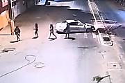 Светофор, оказавшийся на пути легковушки с весёлой компанией в салоне, попал на видео в Бразилии