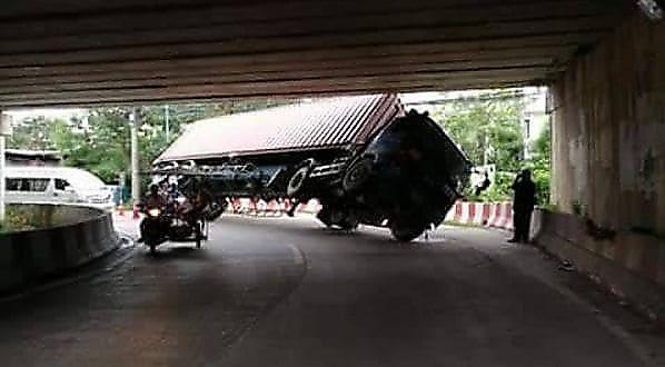Водитель контейнеровоза «виртуозно» попытался проехать под мостом в Тайланде