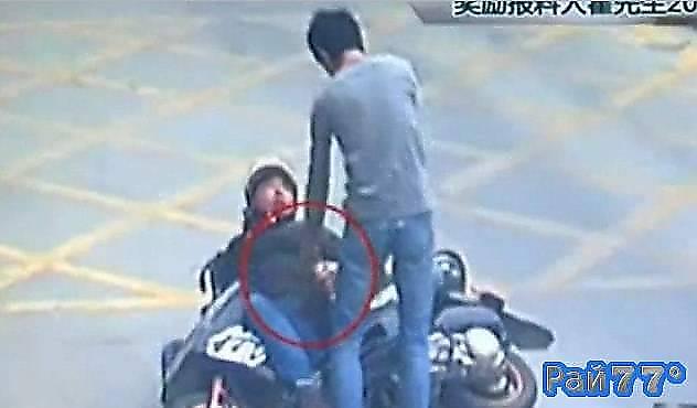 Китайский дальнобойщик точным ударом «приземлил» укравшего у него телефон мотоциклиста. (Видео)