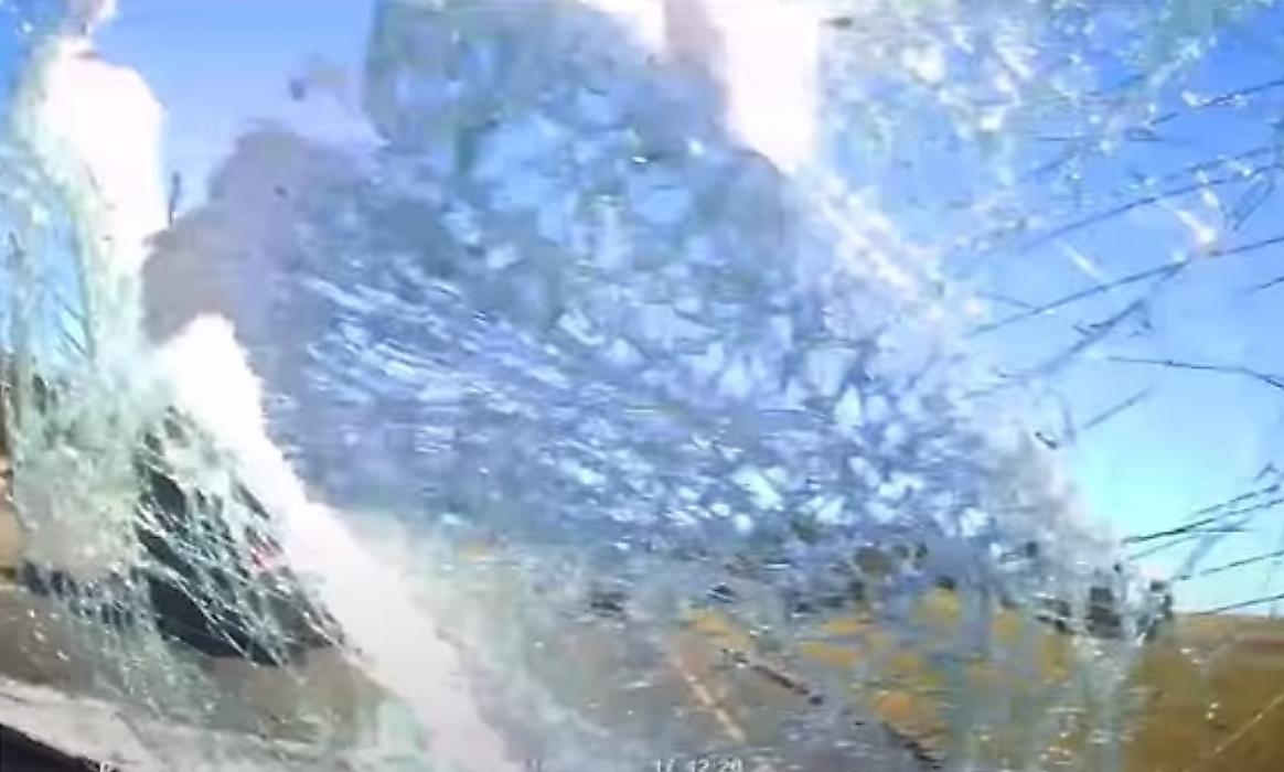 Автомобилист пережил попадание фаркопа в лобовое стекло своего автомобиля