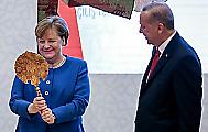 «Я ль на свете всех милее?» Меркель обрадовалась подаренному Эрдоганом зеркалу 1