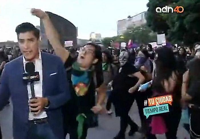Участник митинга нокаутировал журналиста в прямом эфире мексиканского телеканала ▶