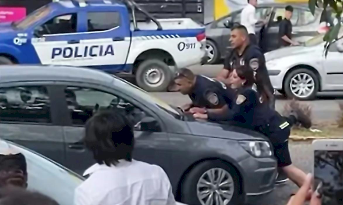 Водитель прокатил двух полицейских на капоте автомобиля и попал на видео в Аргентине