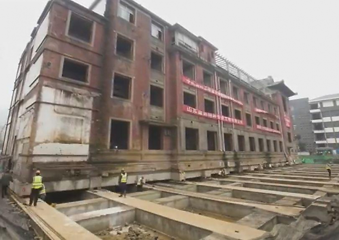 Здание отеля весом 5000 тонн переместили на 35 метров в Китае (Видео)