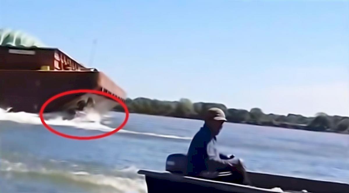Баржа потопила лодку с рыбаками и попала на видео в Аргентине