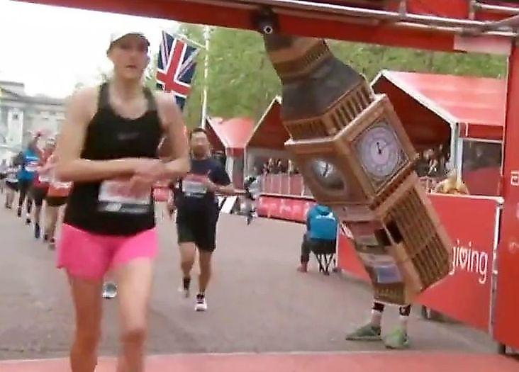 Марафонец в костюме башни с часами застрял на финише в Лондоне ▶