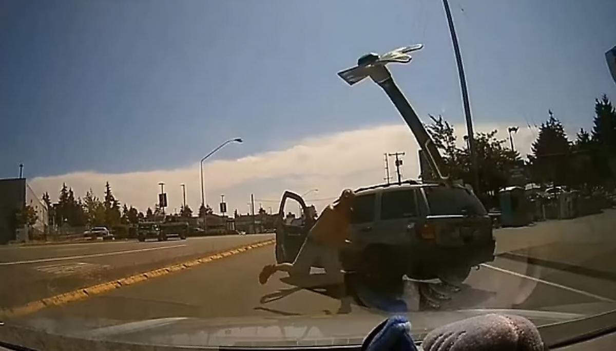 Неадекватный автомобилист запустил топором в лобовое стекло легковушки и попал на видео в США