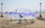 Неизвестный фокусник исполнил танец с летающей дымящейся дубинкой (Видео)