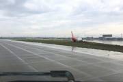 Самолёт выкатился на лужайку во время посадки на китайском аэродроме (Видео)