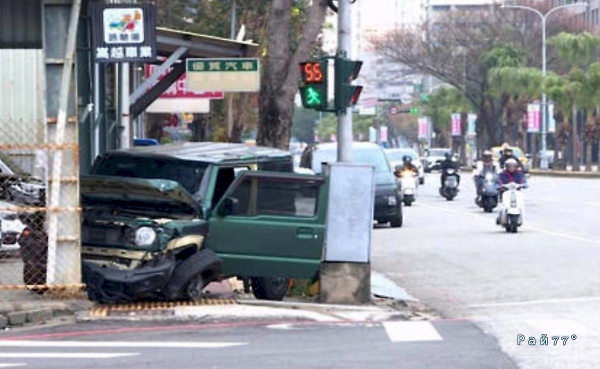 Столб спас жизнь скутеристки, оказавшись на пути у неуправляемого автомобиля ▶️ Столб спас жизнь скутеристки, оказавшись на пути у неуправляемого автомобиля ▶️