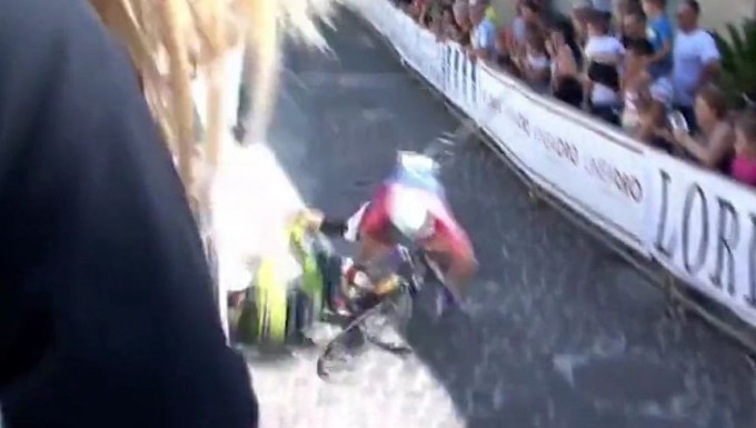 Велосипедисты, не желая уступать, завалили друг друга на финишной черте в Италии (Видео)