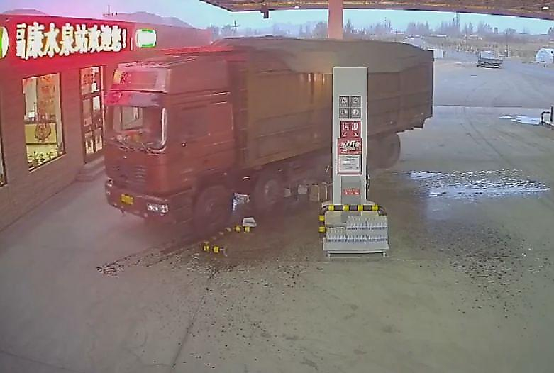 Водитель своим телом попытался остановить уехавший от него грузовик на АЗС в Китае ▶