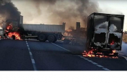 Вооружённые грабители, перегородив дорогу горящими грузовиками, ограбили банковский броневик в Италии