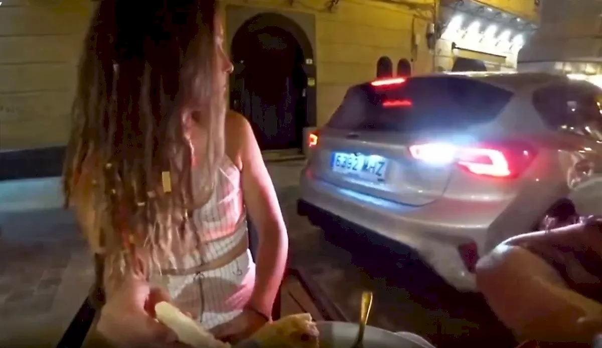 Девица, поедая пиццу, оказалась на пути у автомобиля во время записи стрима