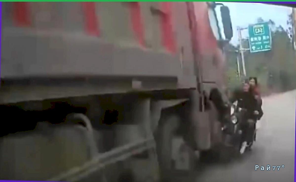 Скутерист чудом не угодил под грузовик и потерял пассажирку ▶️ Скутерист чудом не угодил под грузовик и потерял пассажирку ▶️