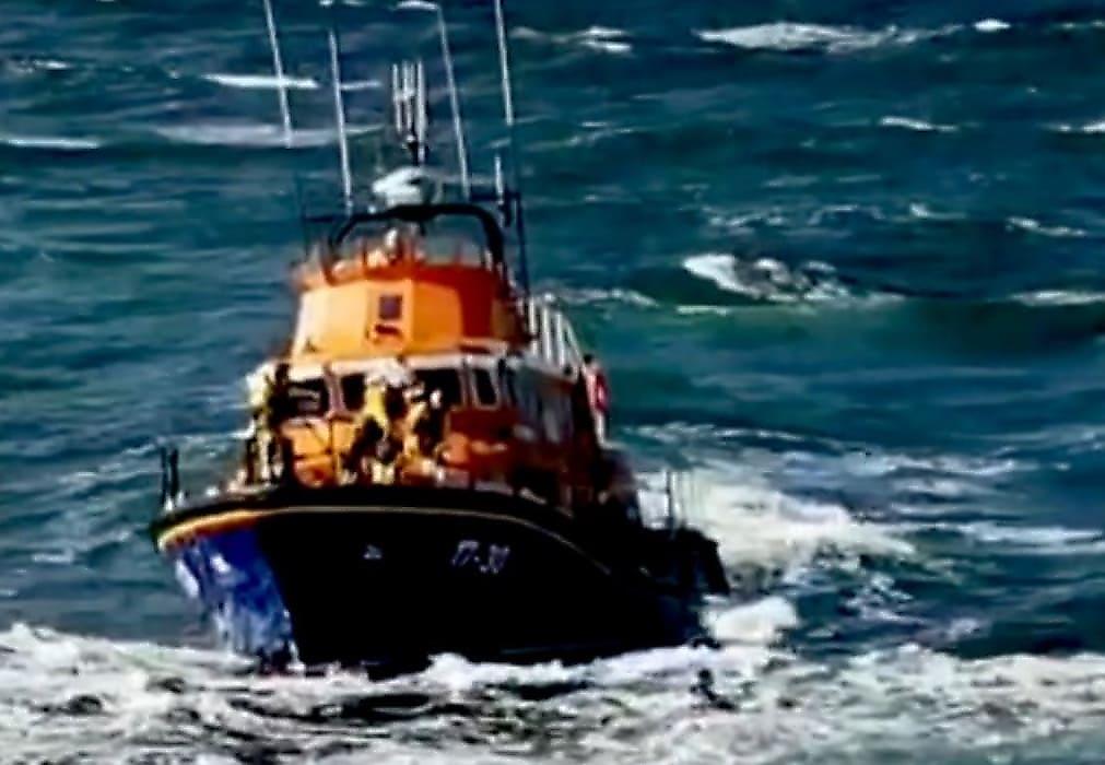 Спасатели вытащили подростка из бушующего моря в Ирландии - видео