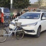 Велосипедист разбил легковушку в Китае (Видео)