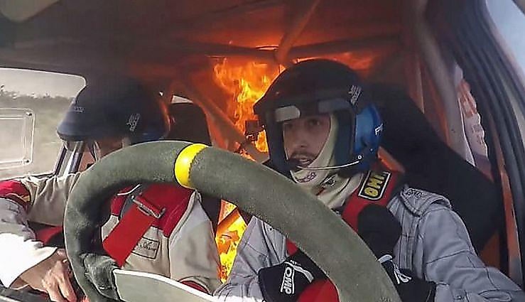 Гоночный автомобиль загорелся во время заезда в Аргентине ▶