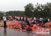 Грузовик с помидорами, на радость местных жителей, перевернулся на китайской автотрассе (Видео) 2