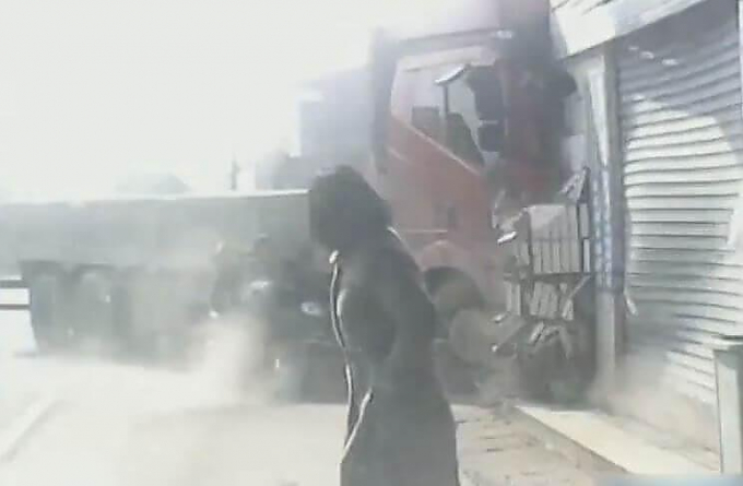 Неуправляемый грузовик чуть не сбил пешехода и разнёс склад с фейерверками в Китае (Видео)