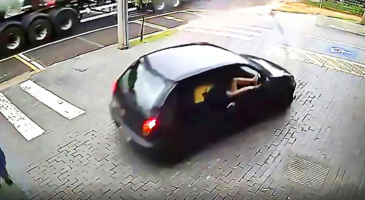 Пешеход мастерски увернулся от неуправляемого автомобиля и попал на видео в Бразилии