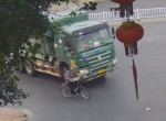 Пожилой велосипедист пережил наезд грузовика в Китае ▶