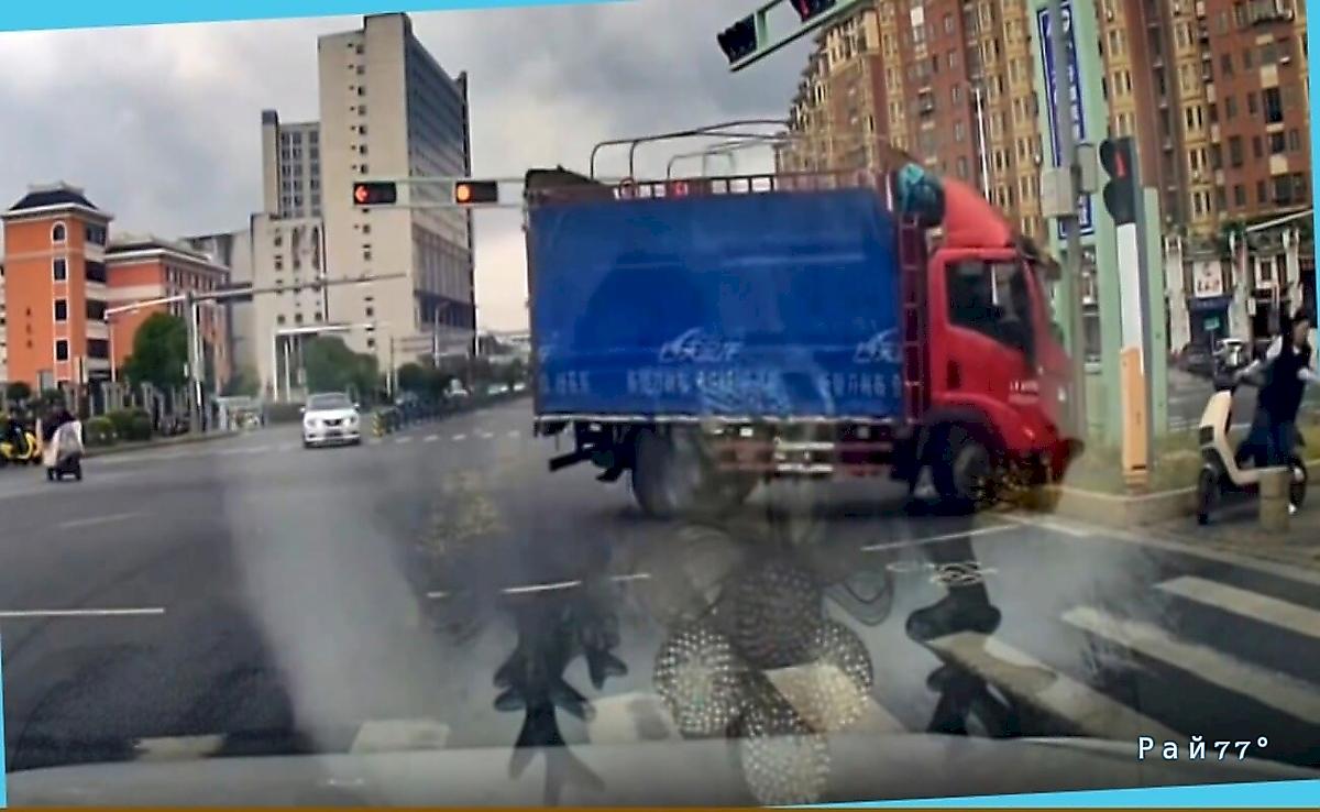 Водитель грузовика, объезжая скутеристку, едва не сбил другую