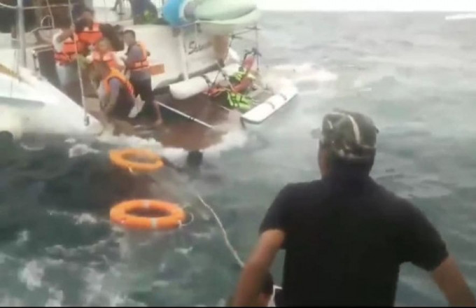 14 испанских туристов, дрейфовавших на неисправном судне в бушующем море, были спасены у побережья Тайланда (Видео)
