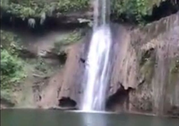 Момент гибели мужчины, спрыгнувшего в водопад, попал на видеокамеру во время записи клипа в Эквадоре