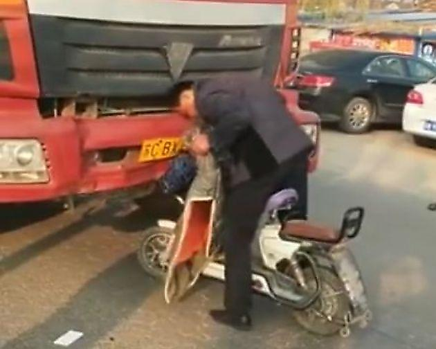 Китайский неадекват на мотоцикле проверил на прочность бампер грузовика, после столкновения с ним ▶