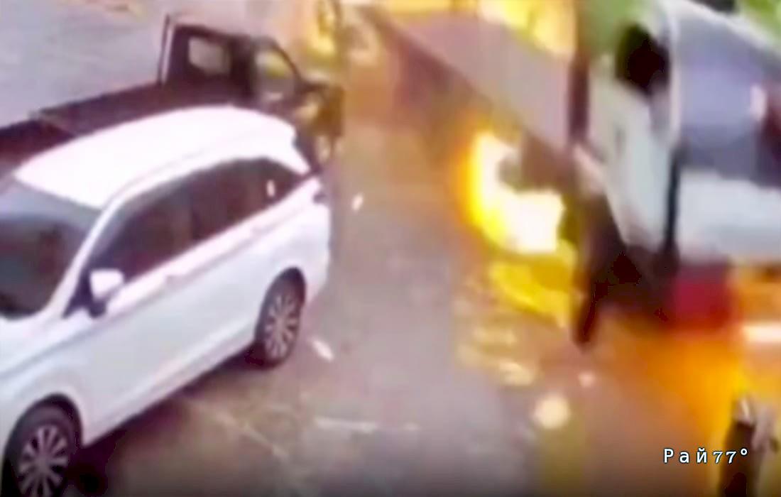 Мотоциклист столкнулся с грузовиком и подорвался в Китае