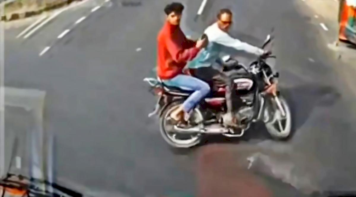 Мотоциклисты чудом не пострадали, оказавшись на пути у грузовиков в Индии