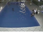 Охранник успел спасти ребёнка, прыгнувшего в бассейн в Бразилии ▶