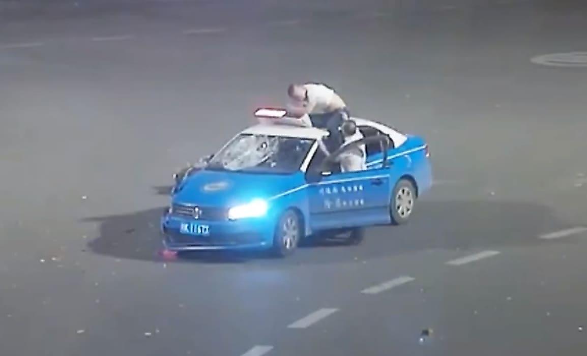 Неадекватный мотоциклист, столкнувшись с такси, оказался на крыше легковушки