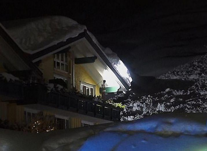 Снежная лавина накрыла отель в горах Германии ▶