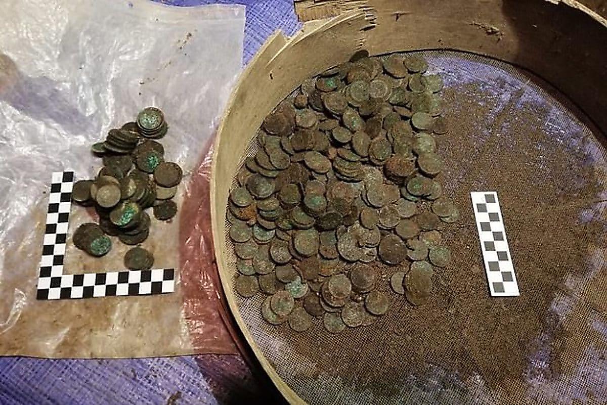 Тысячи древних медных монет обнаружили во время реконструкции особняка в Кракове