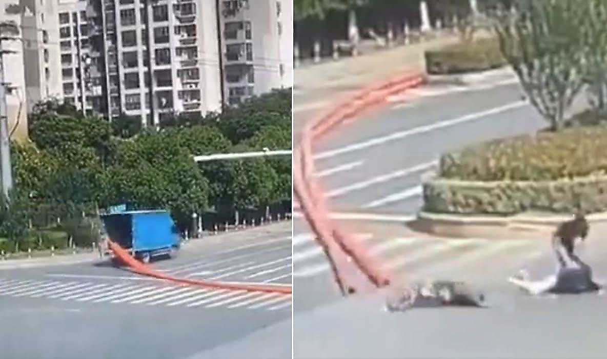 Тянувшиеся за грузовиком длинные трубы выбили мопед из-под двух наездников в Китае