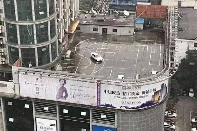 Автошкола открыла тренировочную площадку на шестом этаже парковки в Китае. (Видео)
