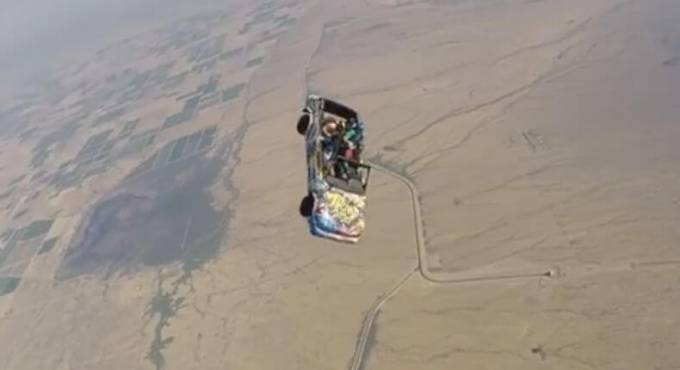 Американские экстремалы совершили полёт с парашютами на автомобиле (Видео)